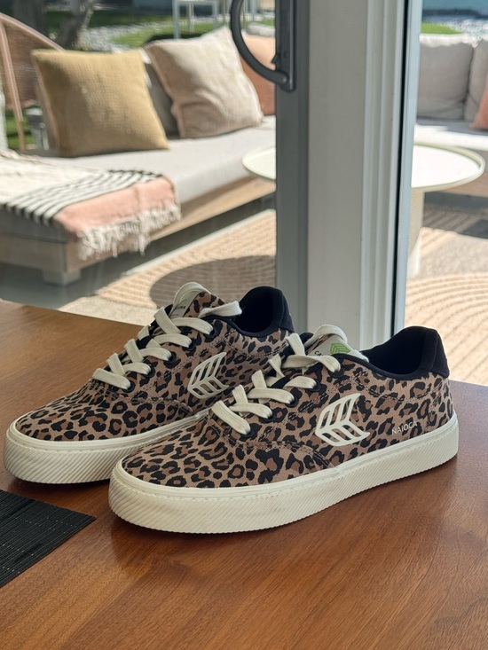 Cariuma Shoes - Cariuma Leopard Print Sneakers in Brown and Black